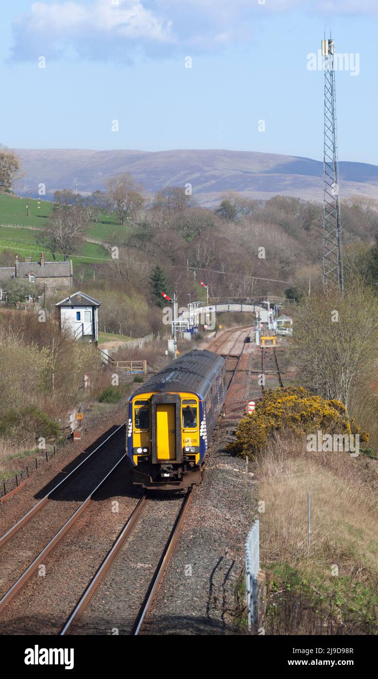 ScotRail Klasse 156 Sprinter Train 156512, Abfahrt vom Bahnhof Kirkconnel mit Semaphore-Bahnsignalen. Stockfoto