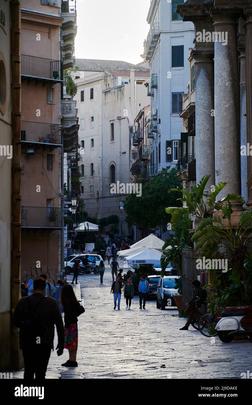 Tele-Bilder, die den schmalen Blick auf den Stadtteil Kelso in Palermo aufnehmen, farbenfroh und charmant Stockfoto