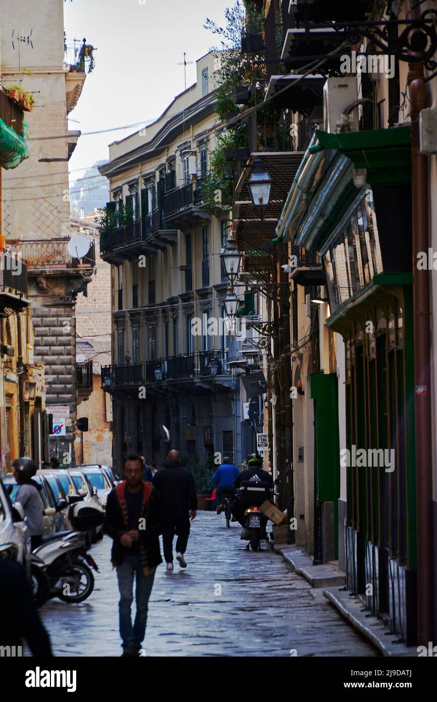 Tele-Bilder, die den schmalen Blick auf den Stadtteil Kelso in Palermo aufnehmen, farbenfroh und charmant Stockfoto