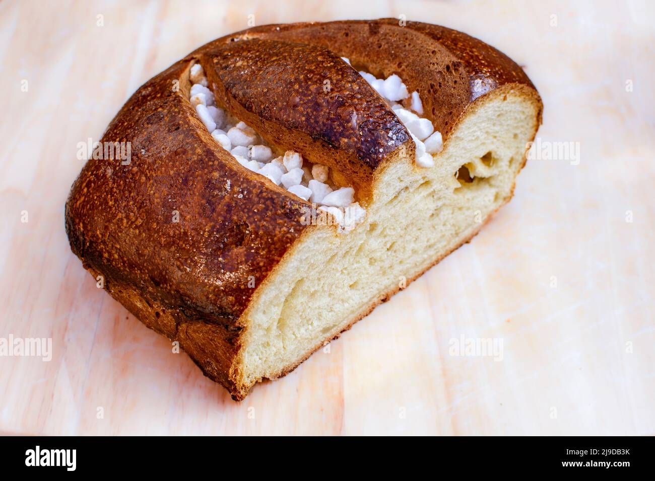 Craquelin (Krakeling) süßes belgisches oder französisches Brot, schlanke Form von Brioche, ein Brot, das mit etwas Butter, Zucker und Ei angereichert ist Stockfoto