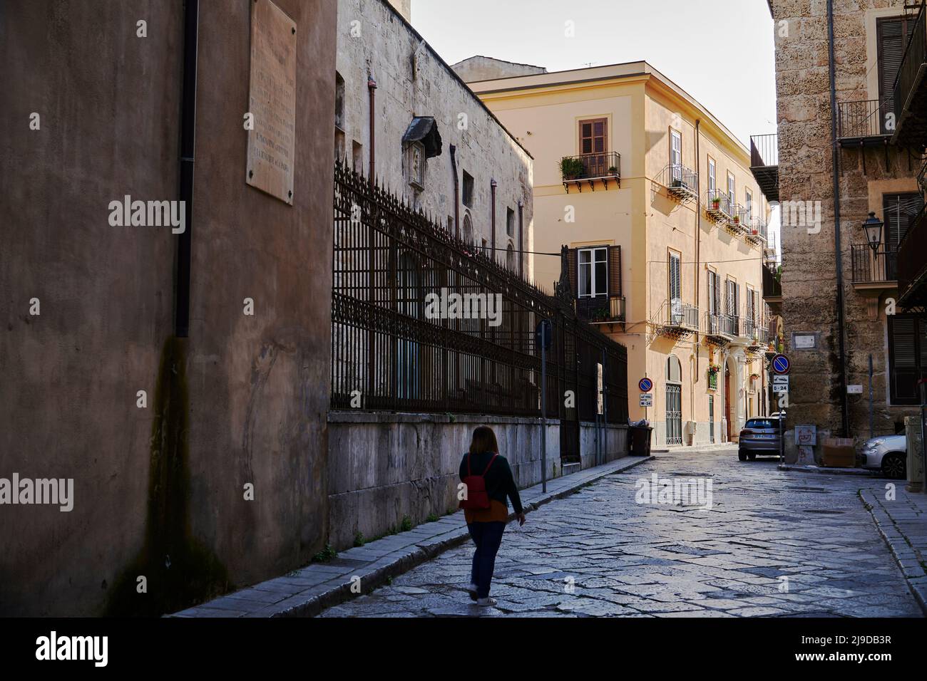 Die charmante Altstadt von Palermo, das Kelso-Viertel, in dem ein normannischer Stil auf die authentische siikilianische Straßenkulturetrifft Stockfoto