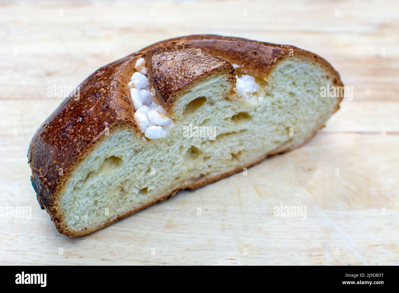 Craquelin (Krakeling) süßes belgisches oder französisches Brot, schlanke Form von Brioche, ein Brot, das mit etwas Butter, Zucker und Ei angereichert ist Stockfoto