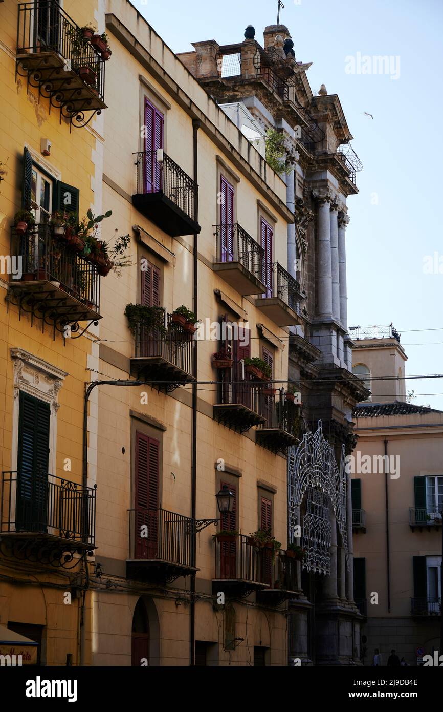 Die charmante Altstadt von Palermo, das Kelso-Viertel, in dem ein normannischer Stil auf die authentische siikilianische Straßenkulturetrifft Stockfoto