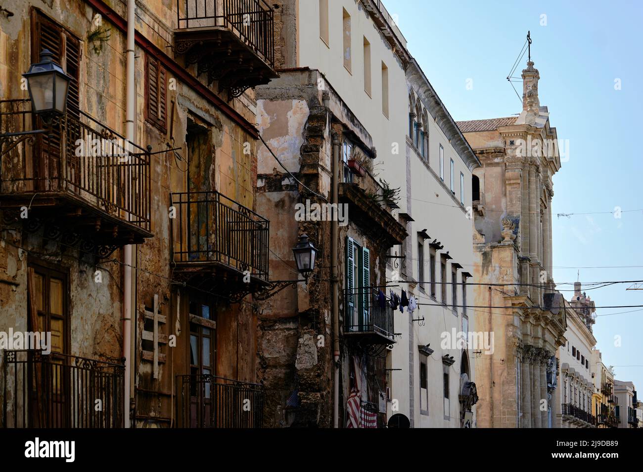 Die charmante Altstadt von Palermo, das Kelso-Viertel, in dem ein normannischer Stil auf die authentische siikilianische Straßenkulturetrifft Stockfoto