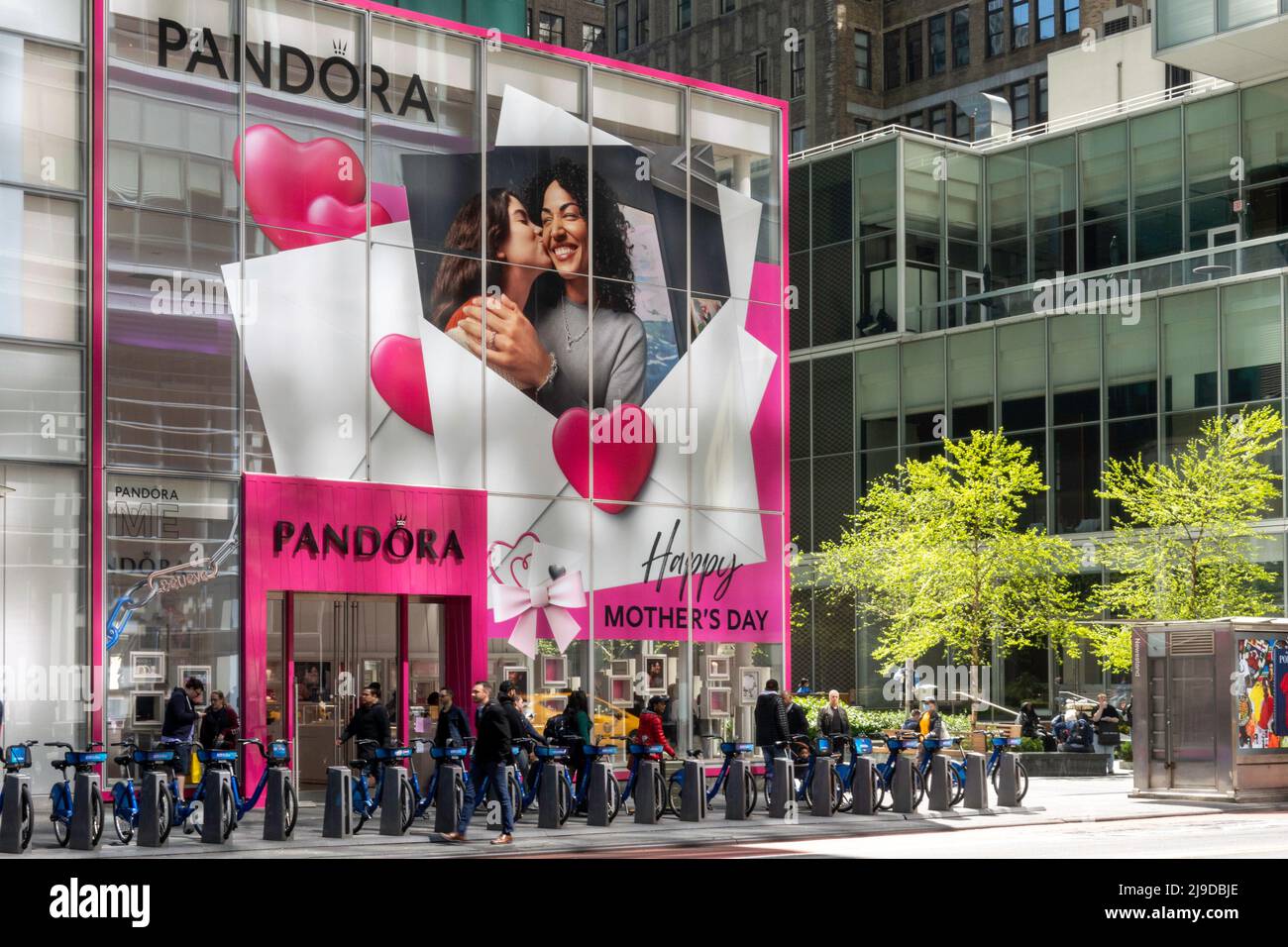 Pandora ist ein Juweliergeschäft in der Nähe des Times Square, NYC, USA,  2022 Stockfotografie - Alamy