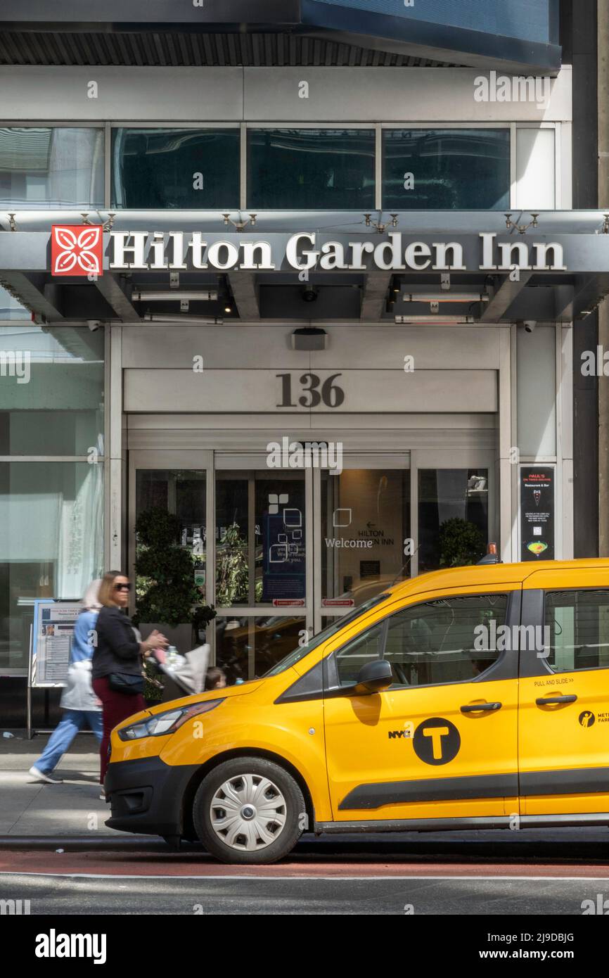 Hilton Garden Inn an der West 42. Street in der Nähe des Times Square, 2022, NYC, USA Stockfoto