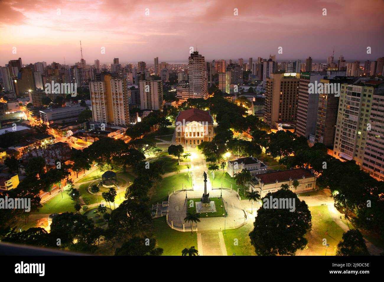Sonnenuntergang Blick auf Praça da República und Teatro da Paz, wichtige touristische Attraktionen von Belém do Pará, Metropole des brasilianischen Amazonas. Juli 2009. Stockfoto
