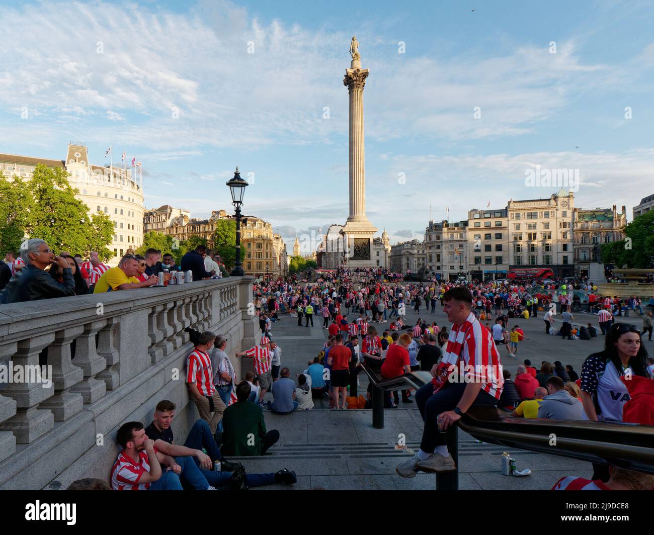 London, Greater London, England, 21 2022. Mai: Fußballfans aus Sunderland auf dem Trafalgar Square nach ihrem Sieg über Wycombe im Play-off-Finale. Stockfoto