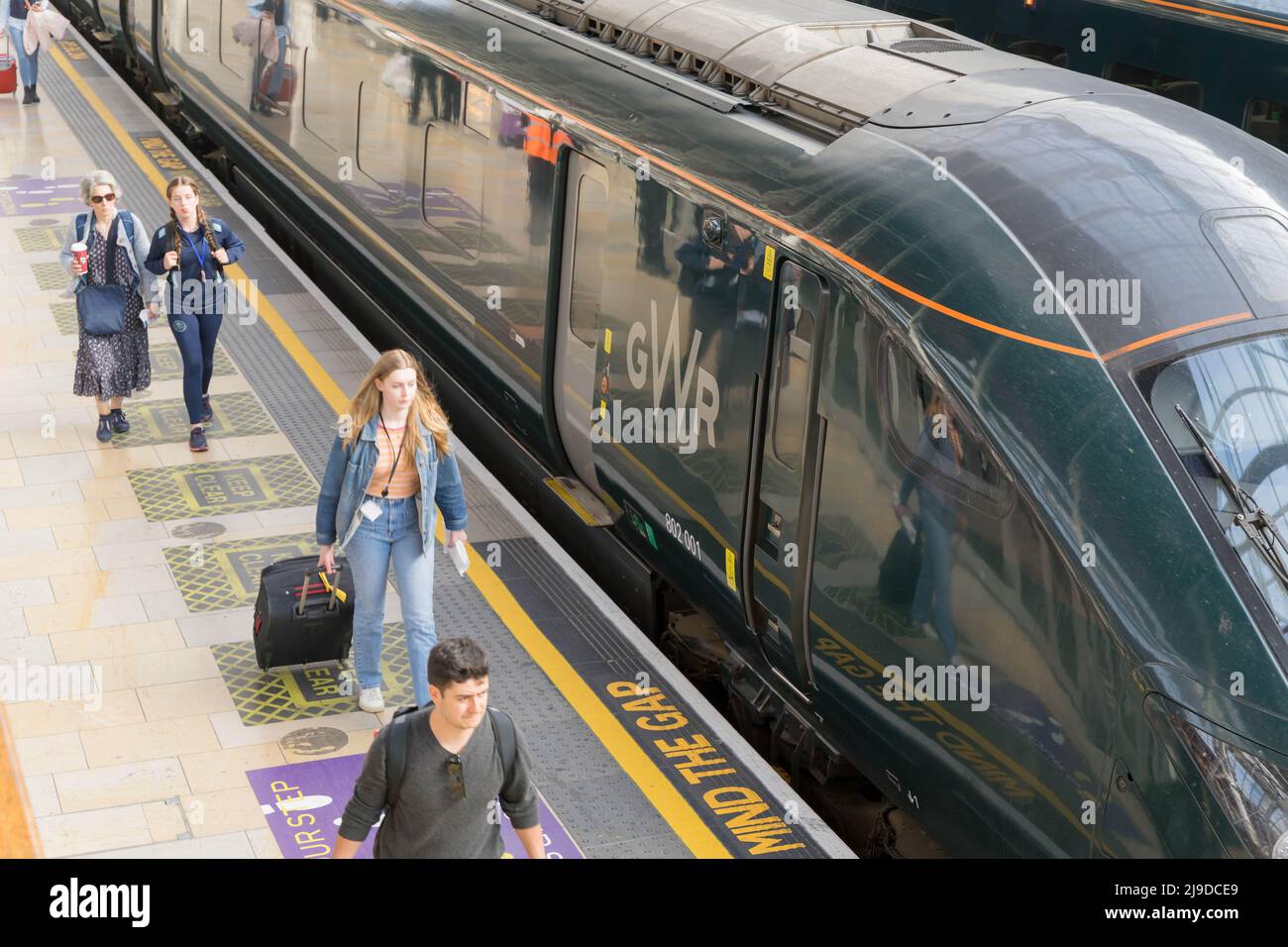 Passagiere, die für ihren GWR-Zug am Londoner Bahnhof Paddington in England unterwegs sind Stockfoto