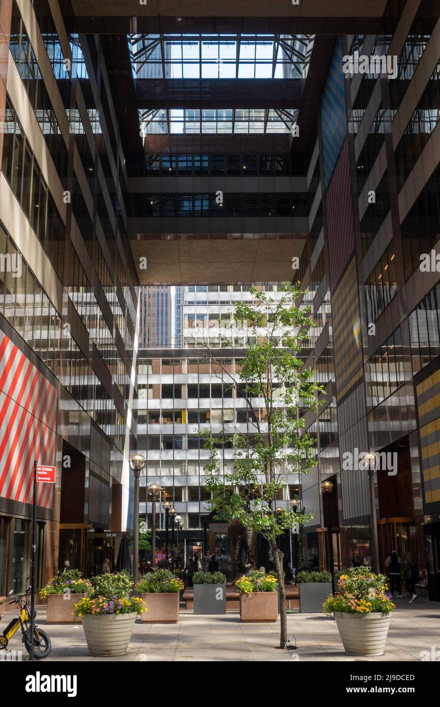 AXA Equitable Center public galleria ist eine Fußgängerpassage, New York City, USA 2022 Stockfoto