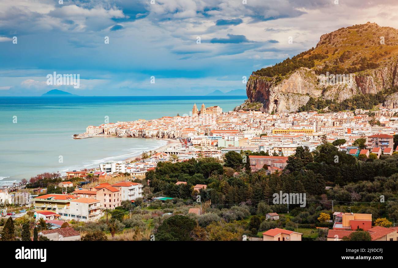 Ein beeindruckender Blick auf das berühmte Resort Cefalu. Lage Ort Sicilia, Italien, Piazza del Duomo, Tyrrhenisches Meer, Europa. Wunderbarer Tag und wunderschöner sc Stockfoto