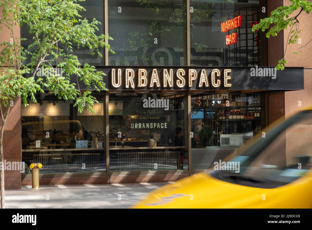 Restaurants in der West 51. Street, New York City, USA 2022 Stockfoto