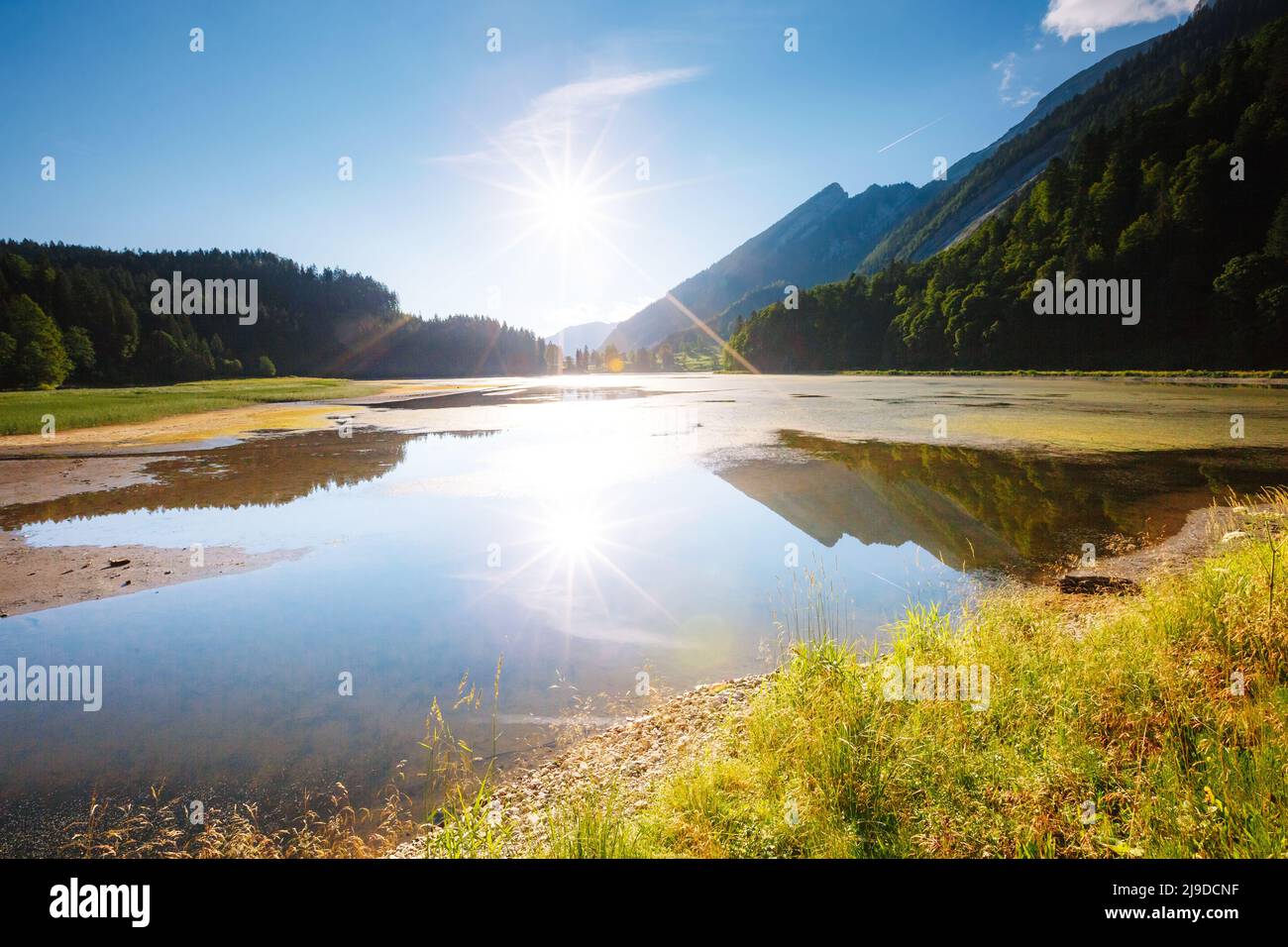 Ein Blick auf den Teich Obersee im Sonnenlicht. Schönen Tag und schöne Szene. Lage Nafels Dorf, Landschaften der Schweizer Alpen, Europa. Wunderbar Stockfoto
