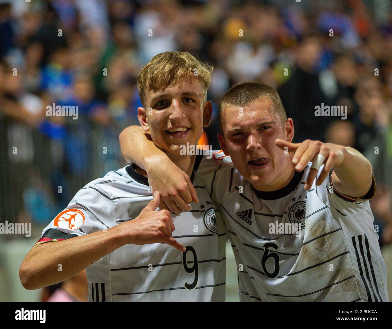 Israel. 22.. Mai 2022. Fußball, U17 Junioren: Europameisterschaft, Israel-Deutschland, Vorrunde, Gruppe A Lod, Israel - Nelson Weiper (l) feiert mit Philipp Schulz nach seinem 1:0 für Deutschland. Quelle: Berney Ardov/dpa/Alamy Live News Stockfoto