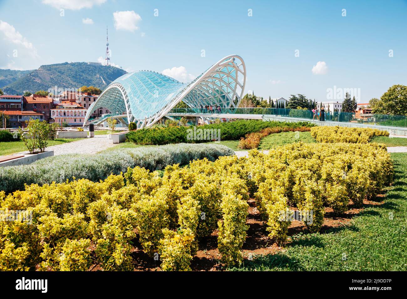 TIFLIS, GEORGIEN - 15. SEPTEMBER 2012: Fesselnde Szene der Friedensbrücke am Fluss Kura. Ort Ort beliebte Touristenattraktion, Georgien Stockfoto