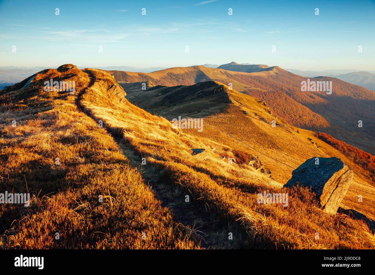 Ein Blick auf die faszinierende Szene des alpinen Hochlandes. Malerischer Tag. Ort Ort Karpaten, Ukraine, Europa. Wunderbares Bild von Tapeten. Handeln Stockfoto
