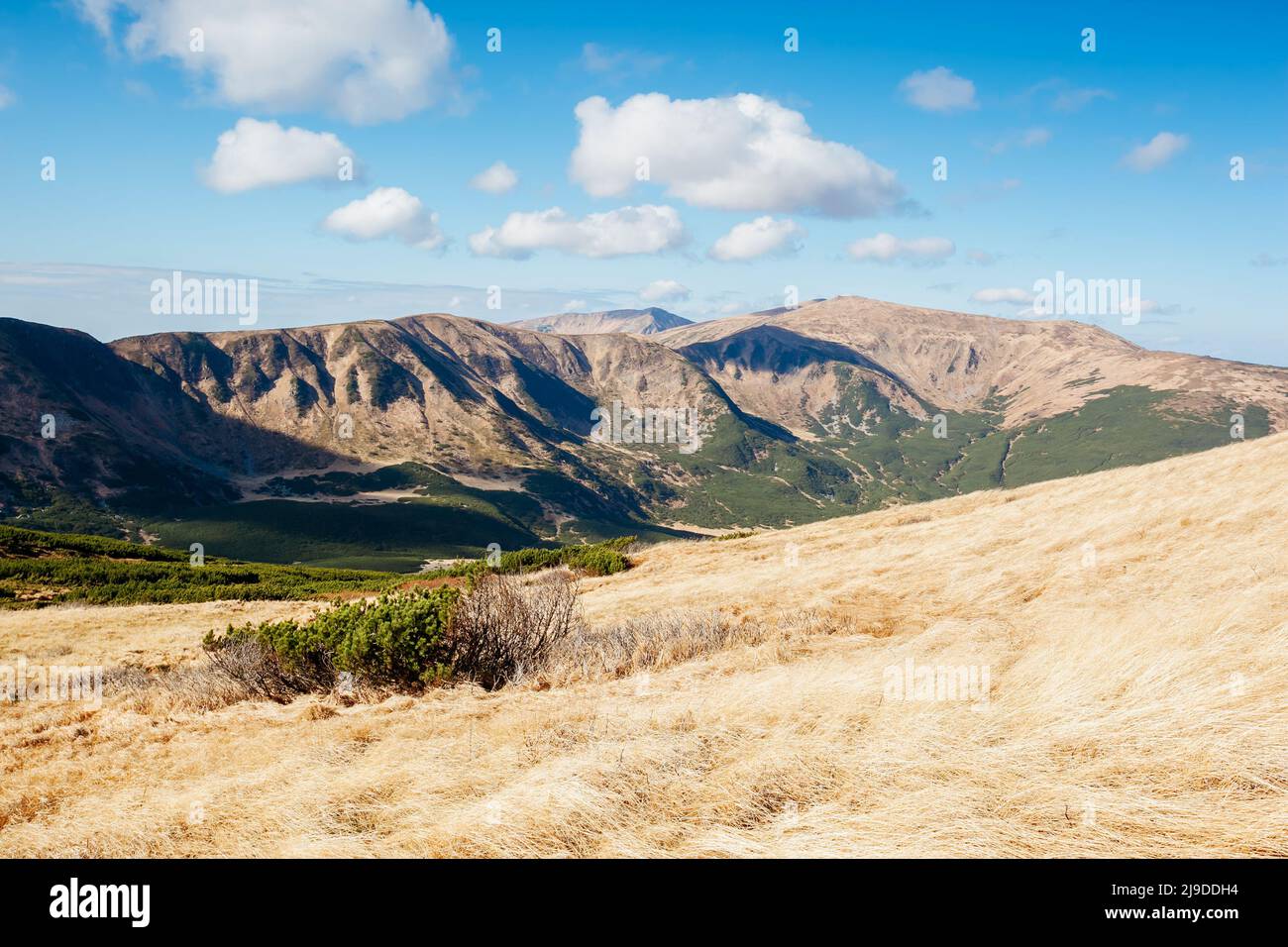 Sehen Sie sich die faszinierende Szene des Alpentals an. Malerischer Tag. Ort Ort Karpaten Ukraine, Europa. Wunderbares Bild von Tapeten. Künstlerisch Stockfoto