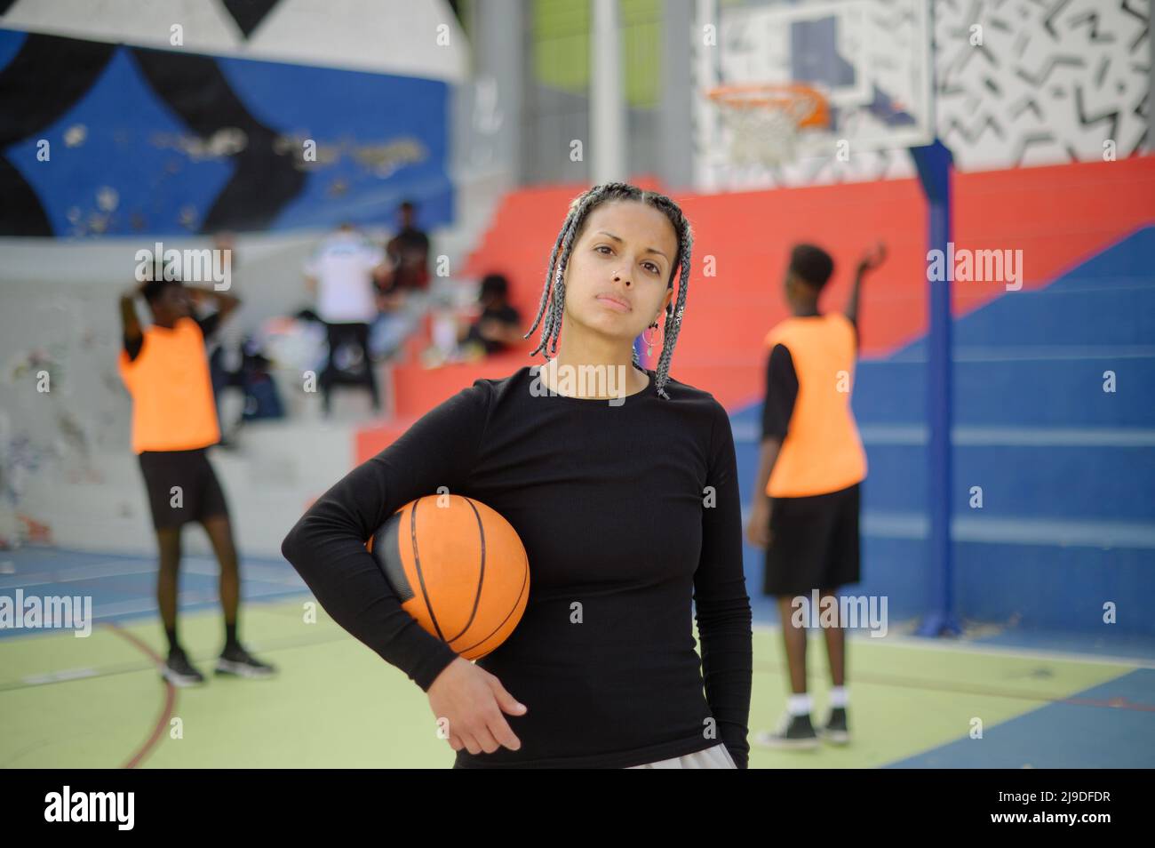 Selbstbewusste schwarze Basketballspielerin auf Sportplatz Stockfoto