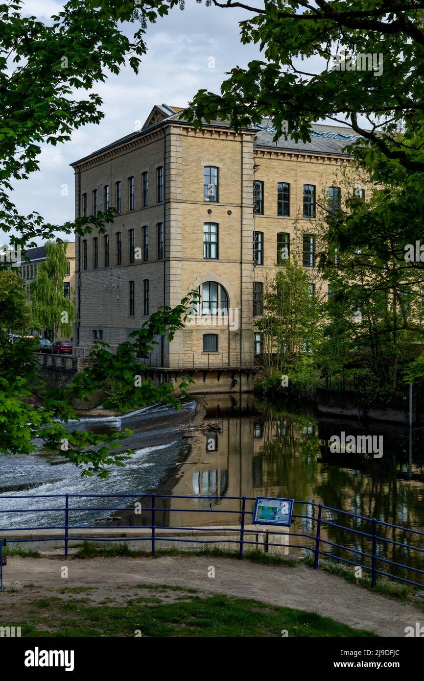 Salts Mill, Saltaire, gesehen über den Fluss Aire vom Roberts Park. Stockfoto