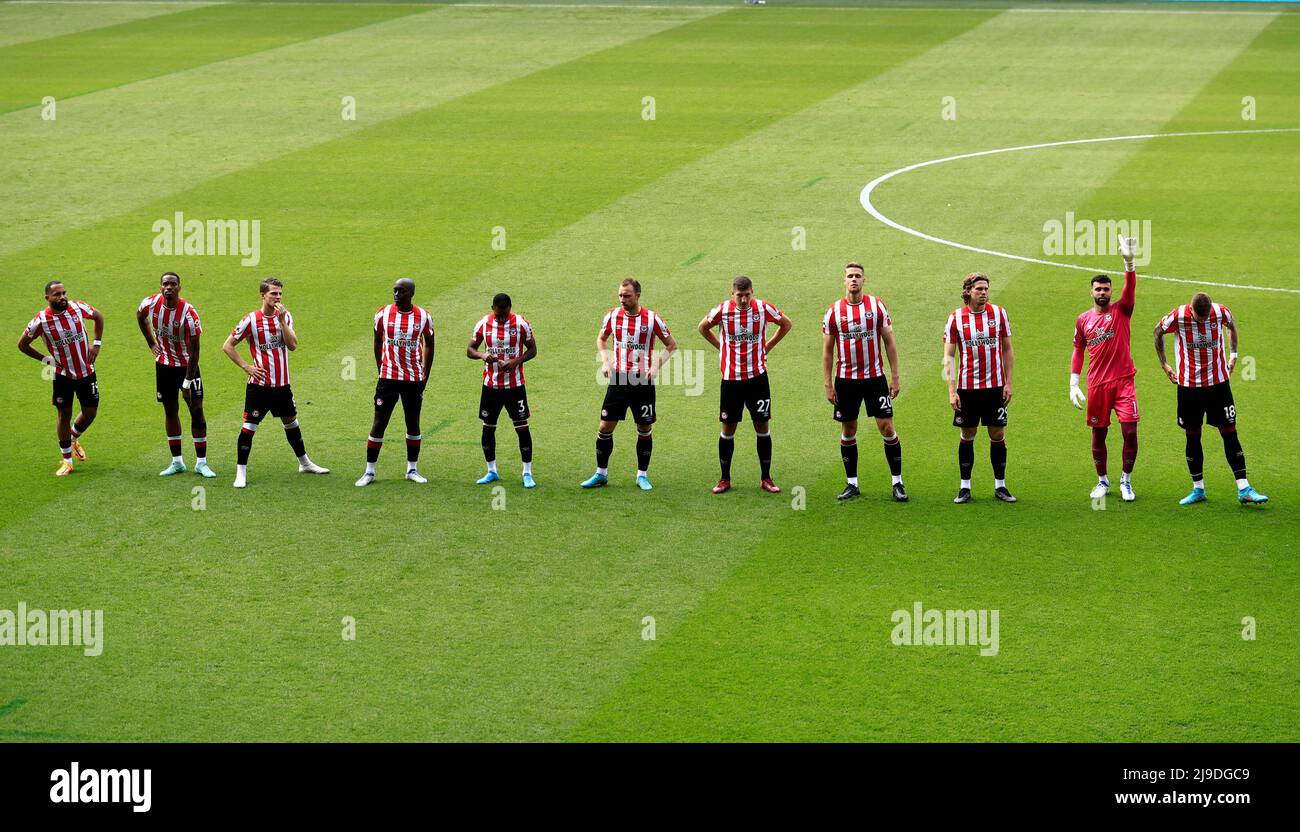 Brentford Community Stadium, London, Großbritannien. 22.. Mai 2022. Premier League Football, Brentford gegen Leeds; Bryan Mbeumo, Ivan Toney, Mathias Jensen, Yoane Wissa, Rico Henry, Christian Eriksen, Vitaly Janelt, Kristoffer Ajer, Mads Bech Sorensen, Torwart David Raya und Pontus Jansson von Brentford stellen sich vor dem Start zusammen Credit: Action Plus Sports/Alamy Live News Stockfoto