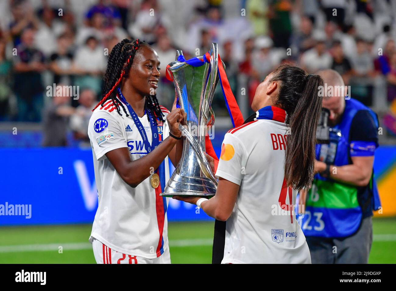 Turin, Italien. 21., Mai 2022. Melvine Malard (28) und Selma Bacha (4) von Olympique Lyon feiern den Sieg nach dem UEFA Women’s Champions League-Finale zwischen Barcelona und Olympique Lyon im Juventus-Stadion in Turin. (Bildnachweis: Gonzales Photo - Tommaso Fimiano). Stockfoto