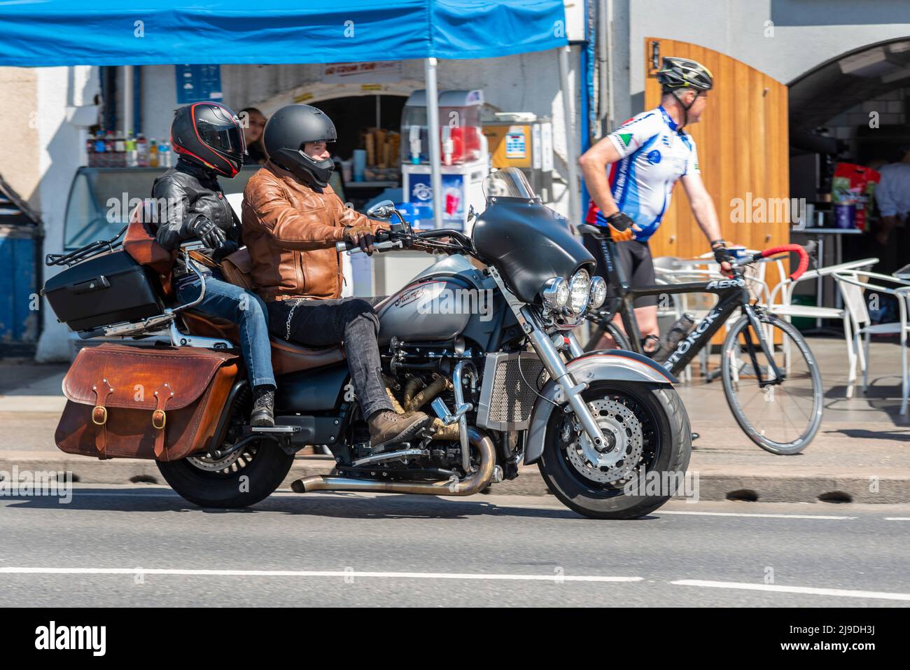 Triumph Rocket III Motorradfahrer, fährt auf der Strandpromenade Western Esplanade in Southend on Sea, Essex, Großbritannien, vorbei an Restaurants am Meer Stockfoto