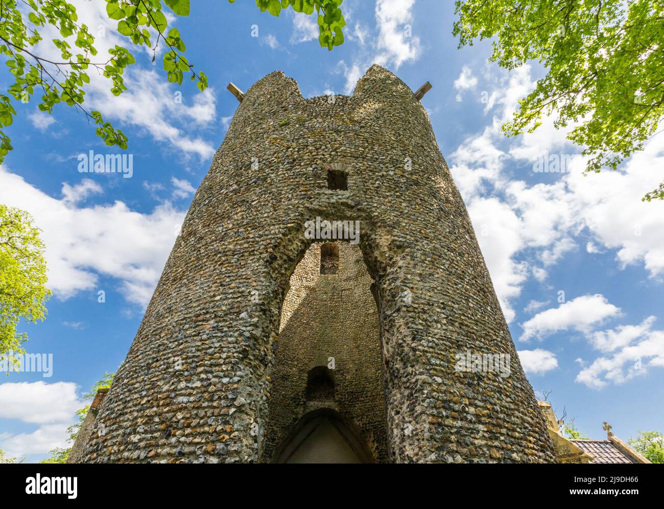 Die Kirche der Heiligen Jungfrau Maria ist die Kirche mit dem größten runden Turm in England. Wortham, Suffolk, East Anglia, Großbritannien. Stockfoto