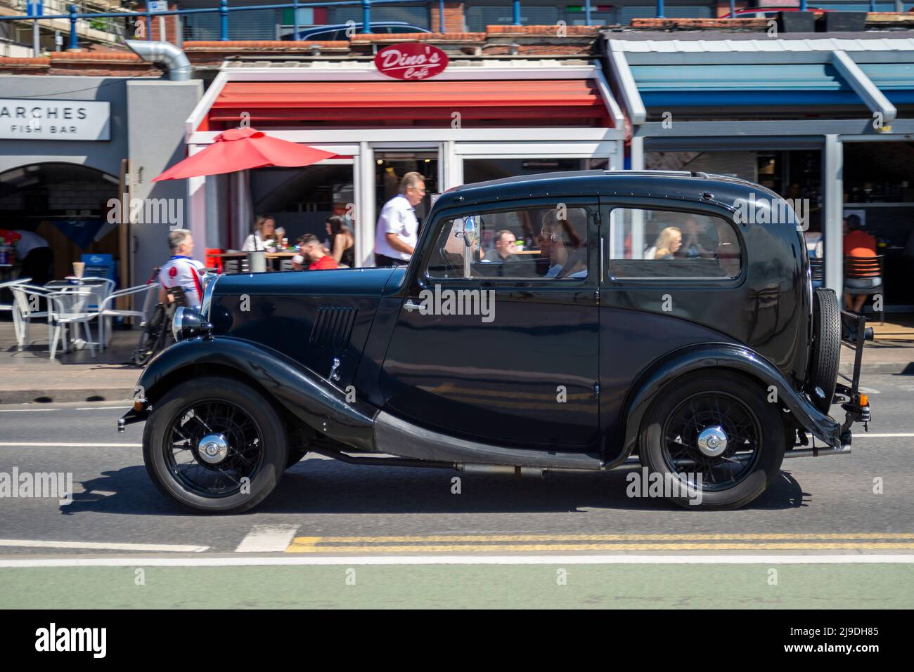 1935 Morris Acht Oldtimer fahren auf der Western Esplanade Seafront Road in Southend on Sea, Essex, Großbritannien. Altes, klassisches Automobil Stockfoto