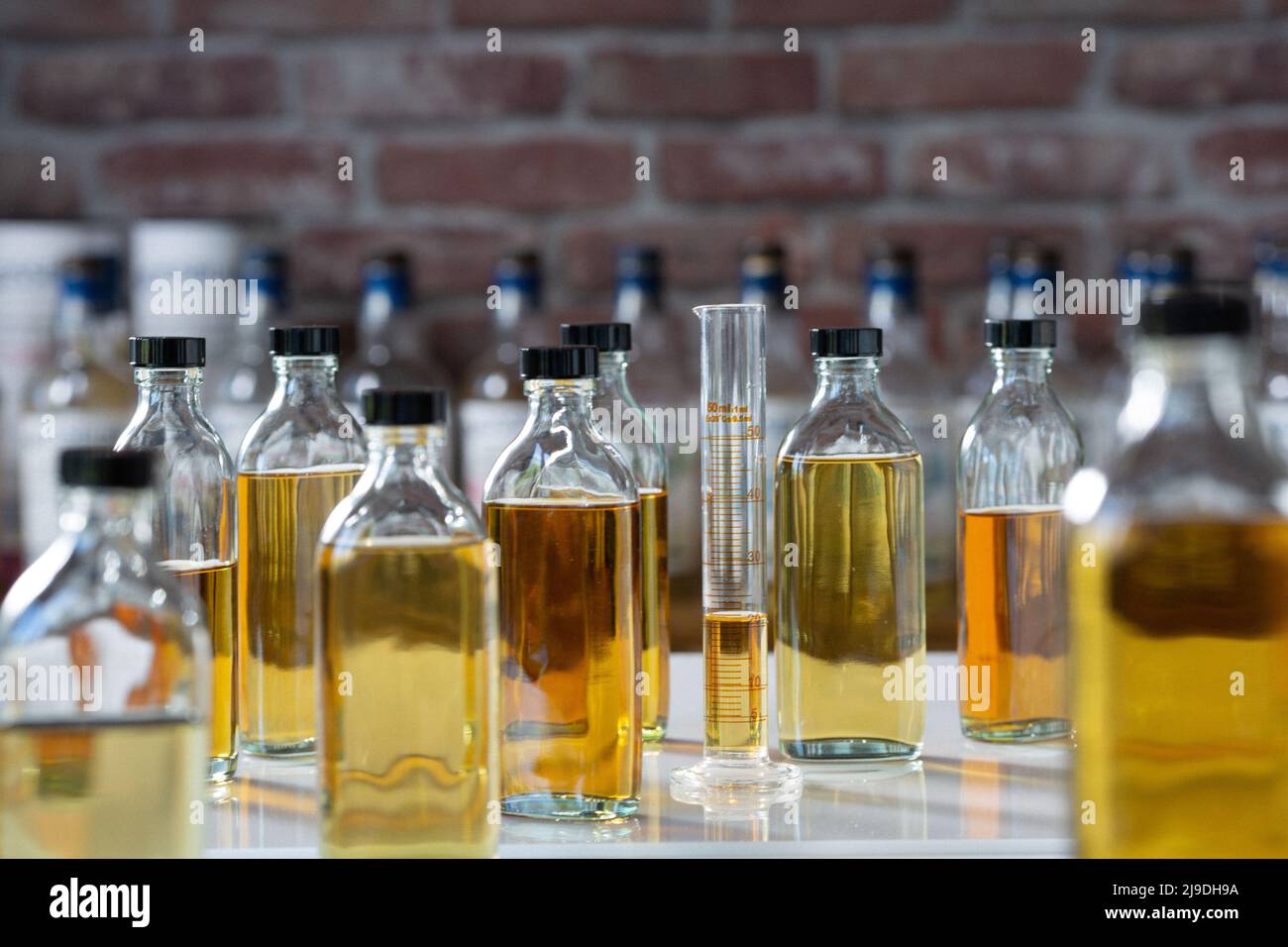 whisky Blending Measure und Probenflaschen auf dem Display. Stockfoto