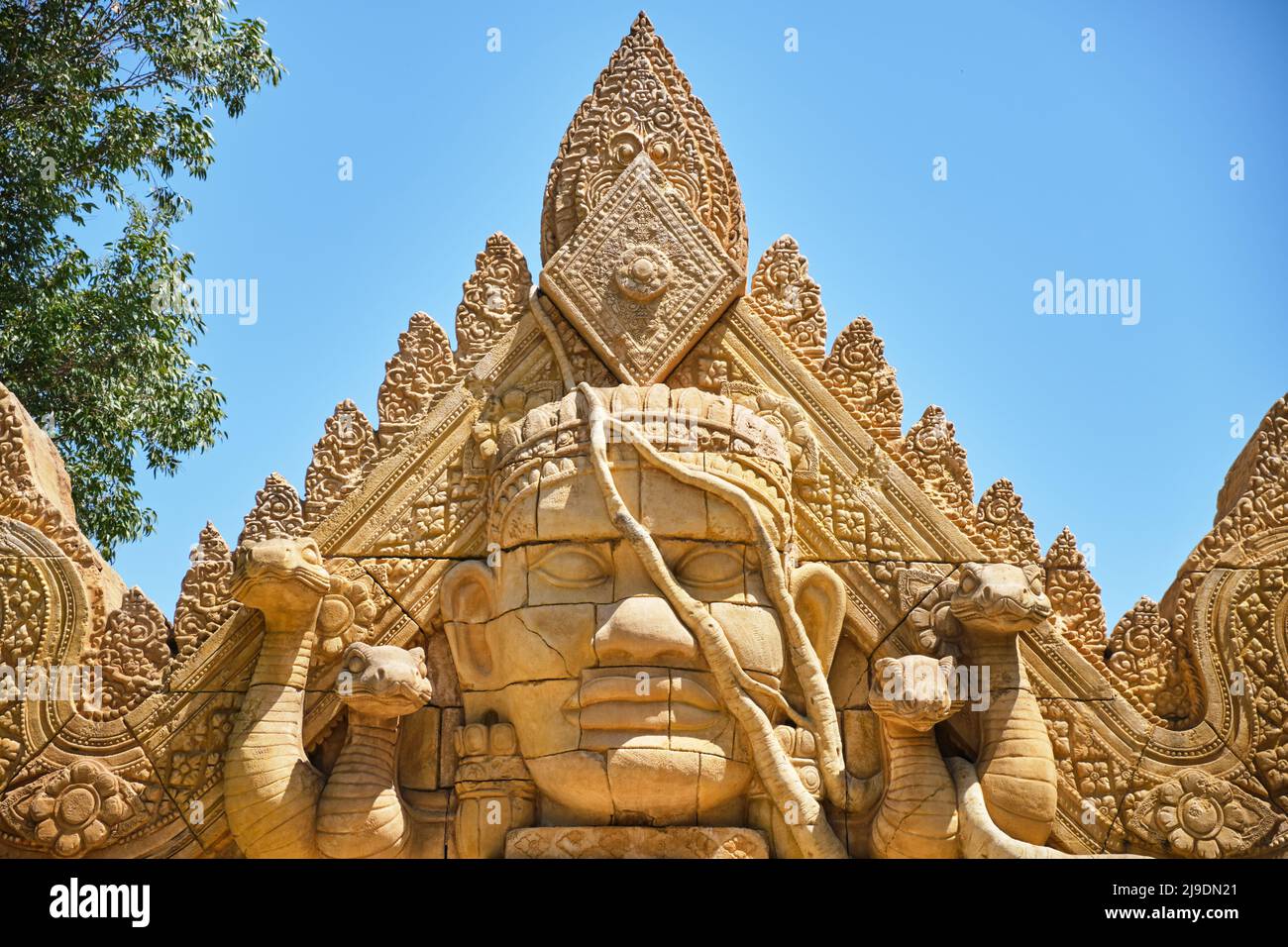 Detail-Modell eines asiatischen Hindu-Tempels, mit einer Skulptur des Gesichts einer Gottheit. Stockfoto