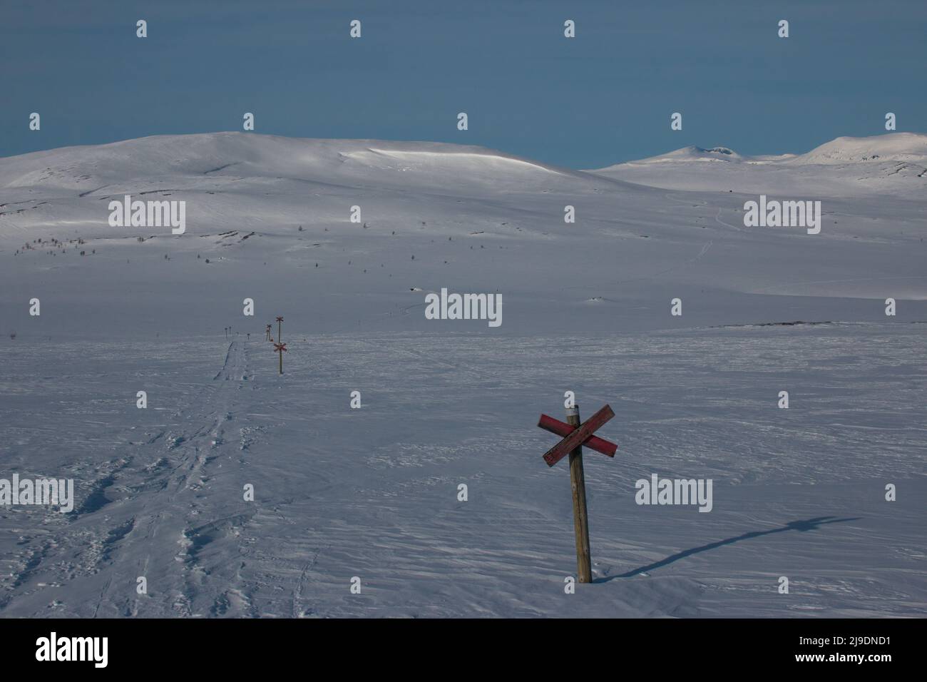 Kungsleden Ski- und Motorschlittenweg zwischen Serve und Aigert Berghütten während der Wintersaison, Schweden Stockfoto