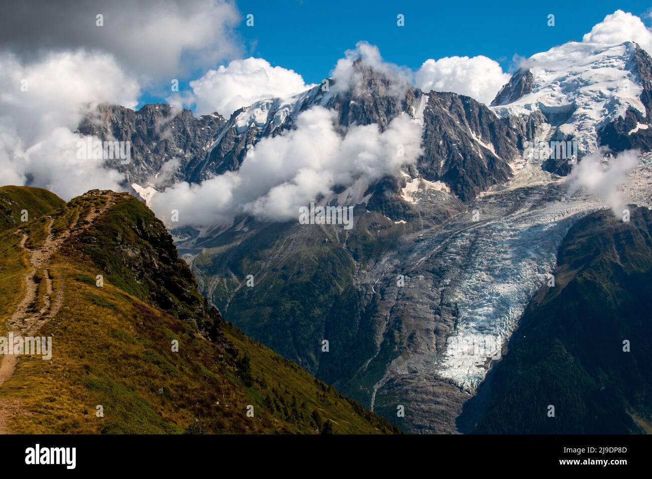 Der Blick von der Aiguillette des Houches in Richtung Massif du Mont Blanc und Glacier des Bossons, in der Nähe von Les Houches, Französische Alpen Stockfoto