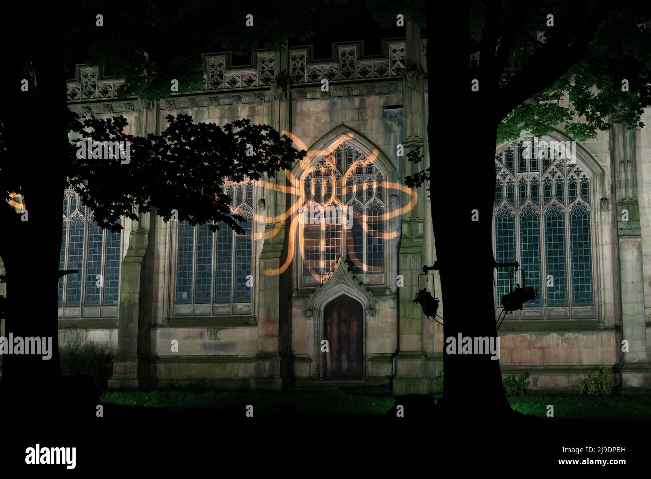 Manchester, Großbritannien, 22.. Mai 2022. Mitglieder der Öffentlichkeit versammeln sich am Denkmal der Glade of Light, um die Glocken für die Opfer des Terroranschlags vom 22. Mai 2017 in der Manchester Arena zu hören. Es ist fünf Jahre her, dass ein Selbstmordattentäter am Ende eines Ariana-Grande-Konzerts in Manchester, Großbritannien, ein Gerät im Foyer der Arena gezündet hat. Kredit: Jon Super/Alamy Live Nachrichten. Stockfoto