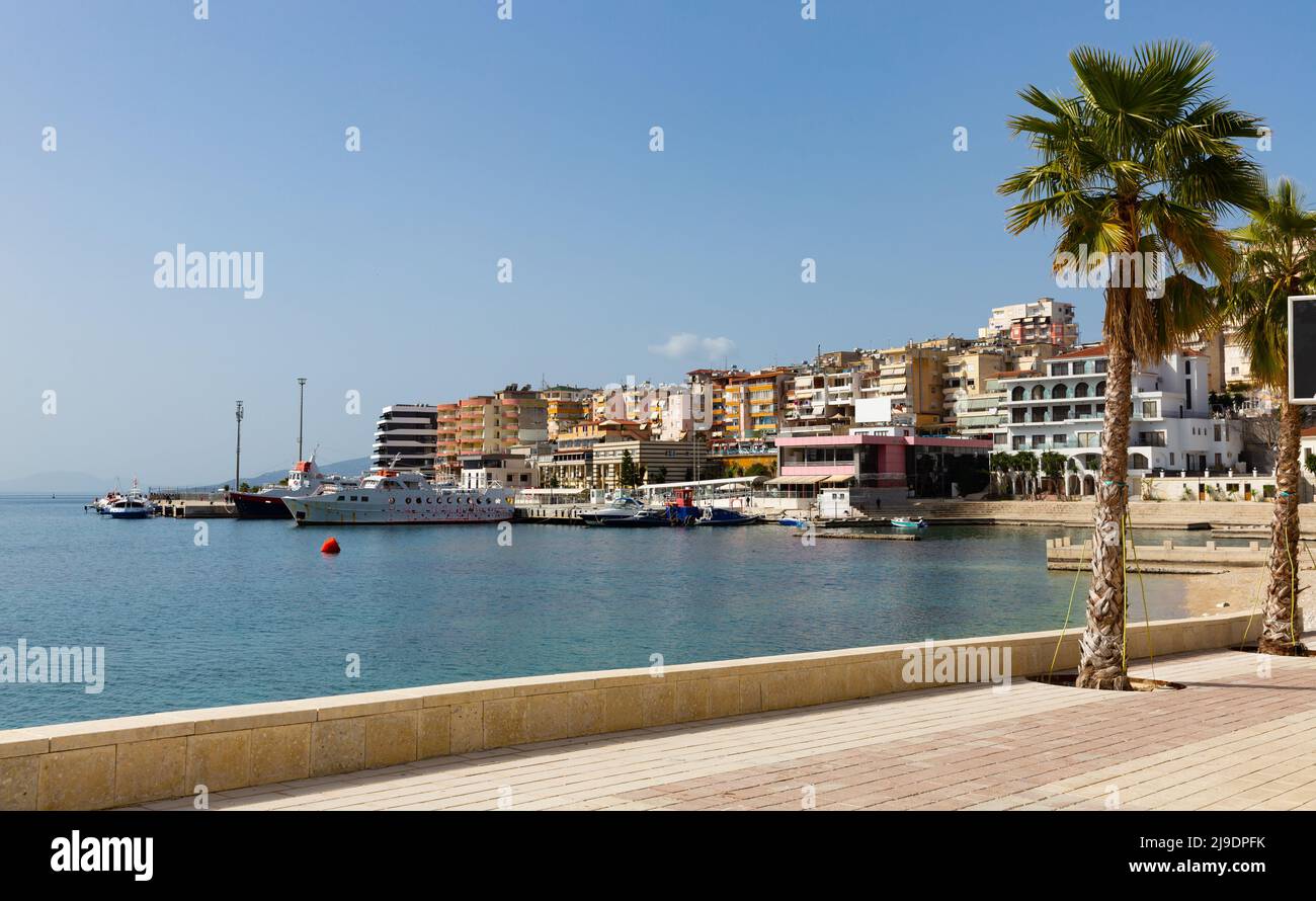 Blick auf die Küste des Ionischen Meeres in Saranda Stockfoto