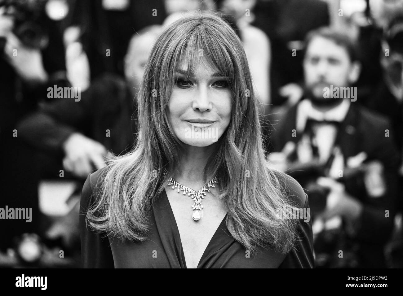 Cannes, Frankreich. 22.. Mai 2022. Cannes, Frankreich. 22.. Mai 2022. Carla Bruni bei der Premiere des Films Les Amandiers während der Filmfestspiele von Cannes 75. in Cannes, Frankreich am 22. Mai 2022. Foto von Julien Reynaud/APS-Medias/ABACAPRESSS.COM Quelle: Abaca Press/Alamy Live News Stockfoto