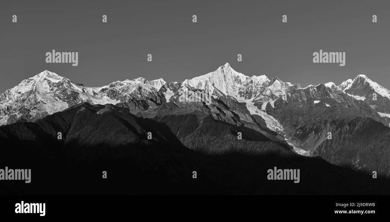 Hügelige Schneeberge der meili Range in Schwarz und Weiß Stockfoto