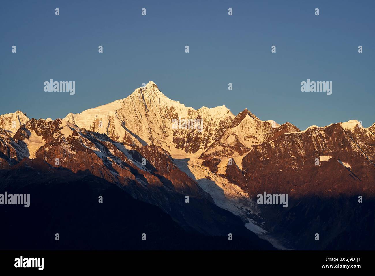 Kawaboge-Gipfel der meili (oder mainri)-Bergkette bei Sonnenaufgang, Provinz yunnan, china Stockfoto