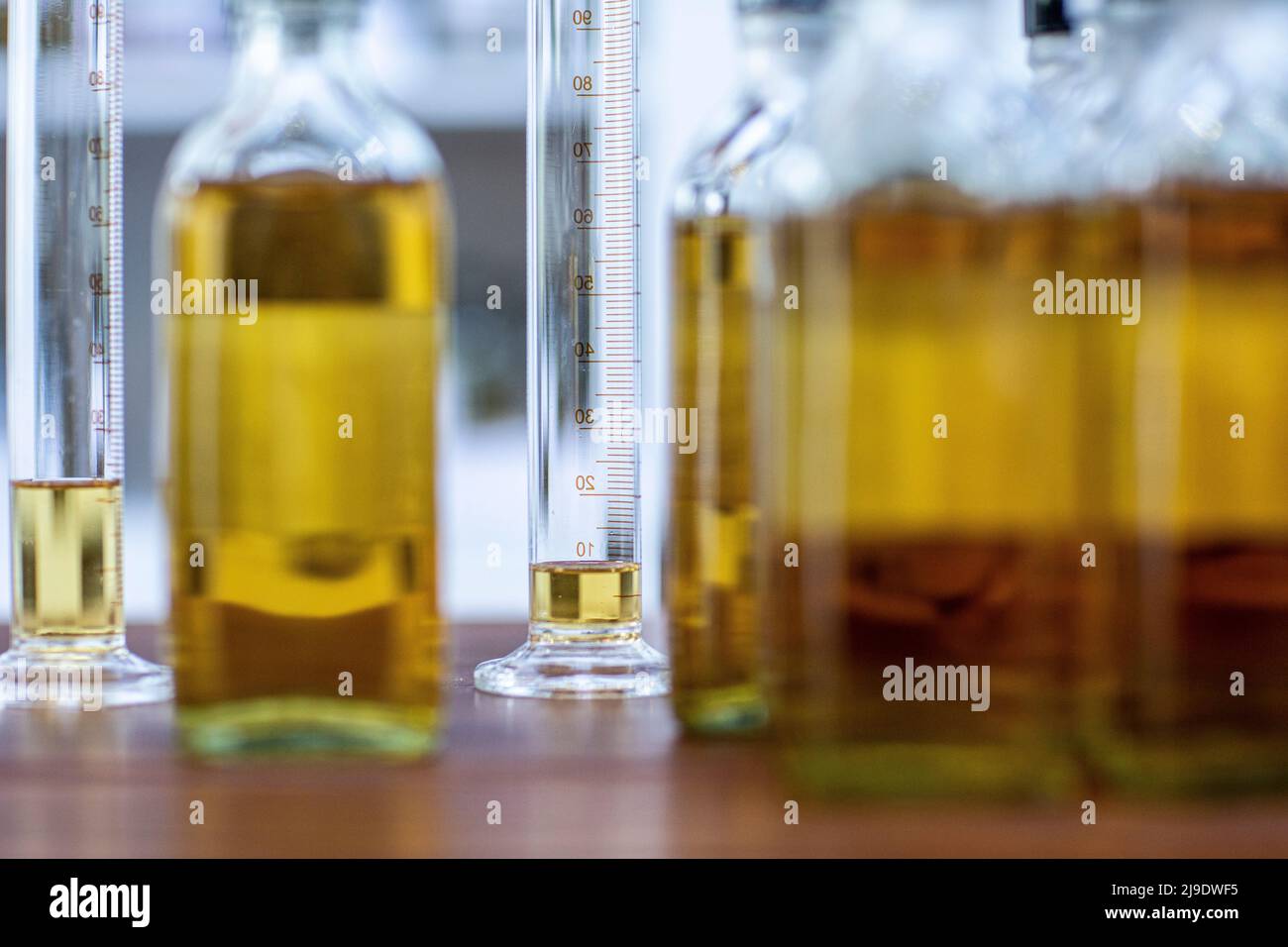 whisky Blending Measure und Probenflaschen auf dem Display. Stockfoto