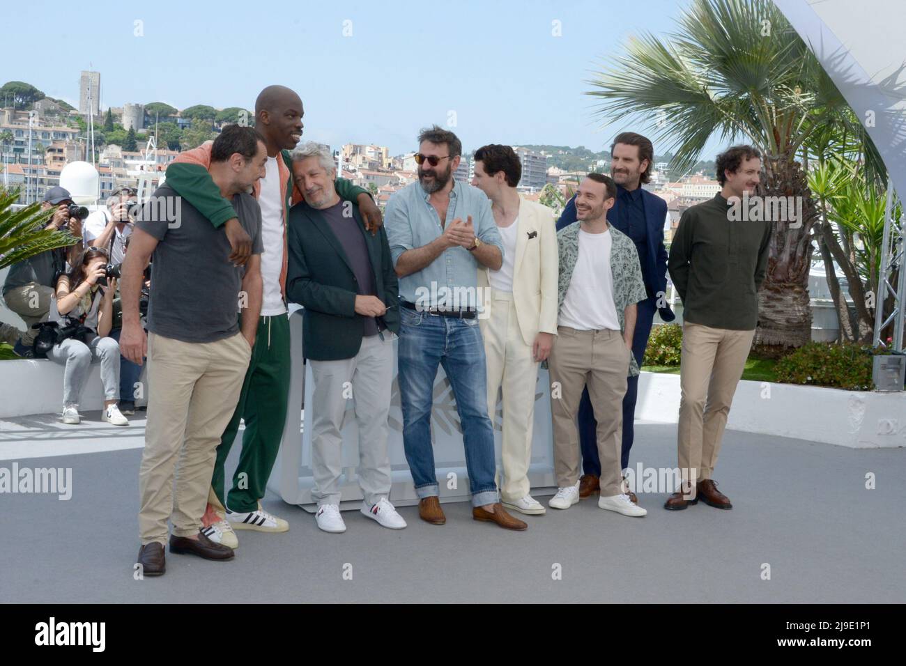 21. Mai 2022, CANNES, Frankreich: CANNES, FRANKREICH - 21. MAI: David Marsais, GrÃ©goire Ludig, JÃ©rÃ´me Niel, Vincent Lacoste, Direktor Quentin Dupieux, Alain Chabat, Gilles Lellouche und Jean-Pascal Zadi besuchen die Fotozelle für „Rauchen verursacht Husten (Fumer fait Tousser)“ während des jährlichen Filmfestivals in Cannes 75. im Palais des Festivals am 21. Mai 2022 in Cannes, Frankreich. (Bild: © Frederick Injimbert/ZUMA Press Wire) Stockfoto