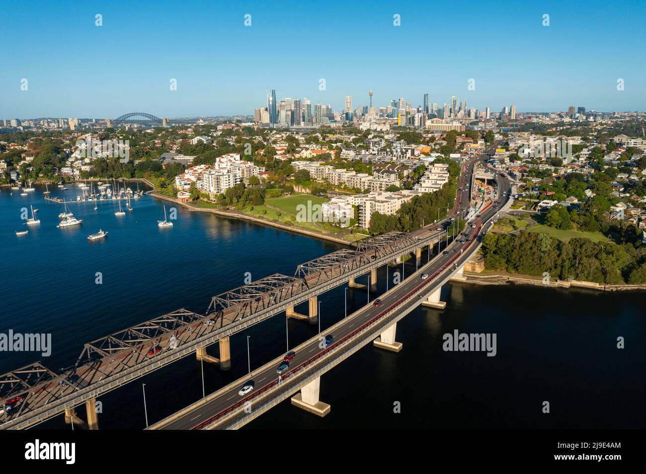 Luftaufnahme einer Hauptstraße, die mit Sydney CBD in Australien verbunden ist Stockfoto