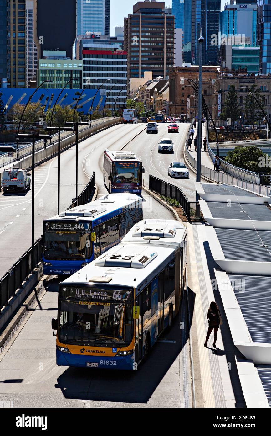 Brisbane Australien / Busse, die am Busbahnhof von Brisbane ankommen, Victoria Bridge und die Brisbane Skyline im Hintergrund. Stockfoto