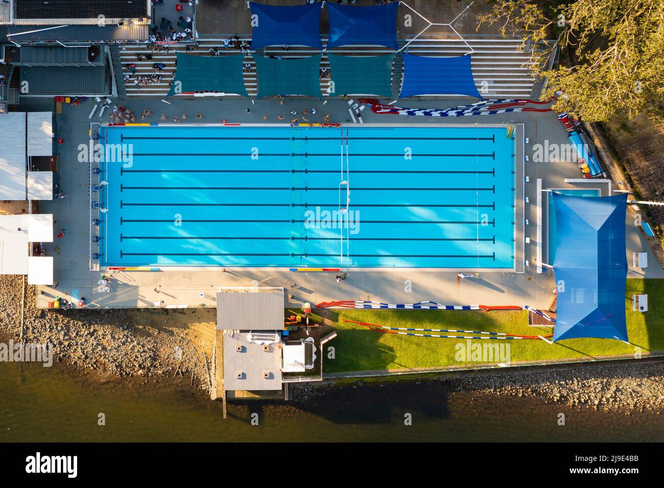 Von oben aus hat man einen Blick auf den Swimmingpool Stockfoto