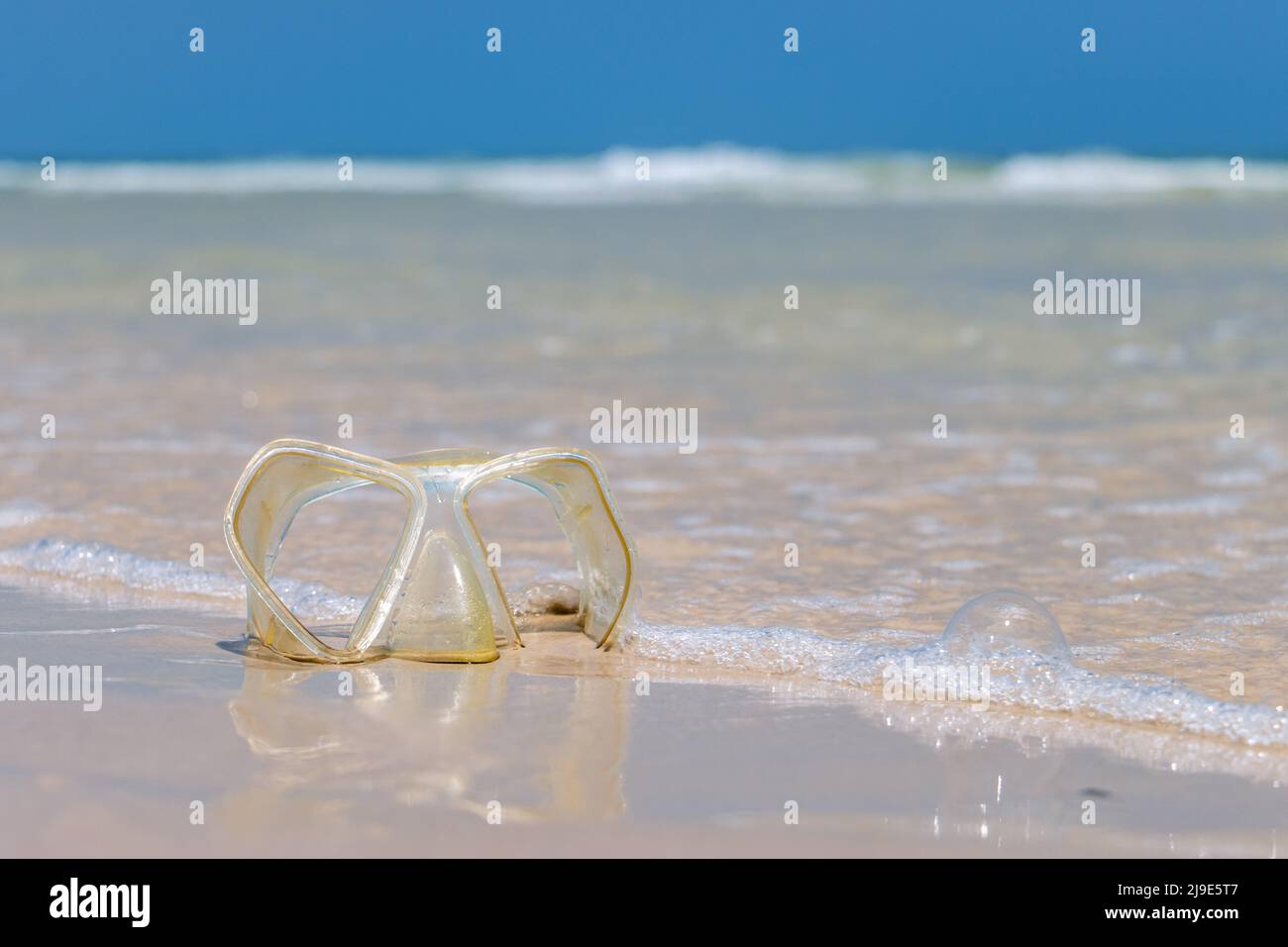Der Teil der Taucherbrille am Meeresstrand Stockfoto