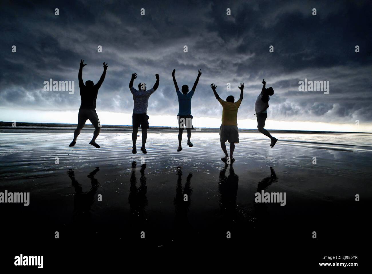Menschen posieren für Fotos am Strand von Udaipur Beach, Digha (ca. 200 km von Kalkutta) mit einer dramatischen Wolkenlandschaft. Das India Meteorological Department (IMD) hat vorhergesagt, dass der Monsunregen aufgrund der Auswirkungen der zwei Zyklone Asani und Karim voraussichtlich eine Woche zu Beginn dieses Jahres eintreffen wird. Stockfoto