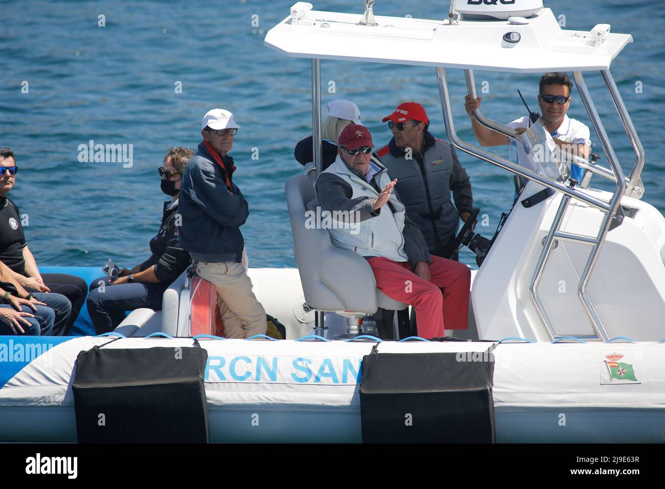 SANXENXO, SPANIEN - 20. MAI: König Juan Carlos und Pedro Campos im Beiboot während der Regatta der IV. Runde des spanischen Cup 2022 6m 3. Stockfoto