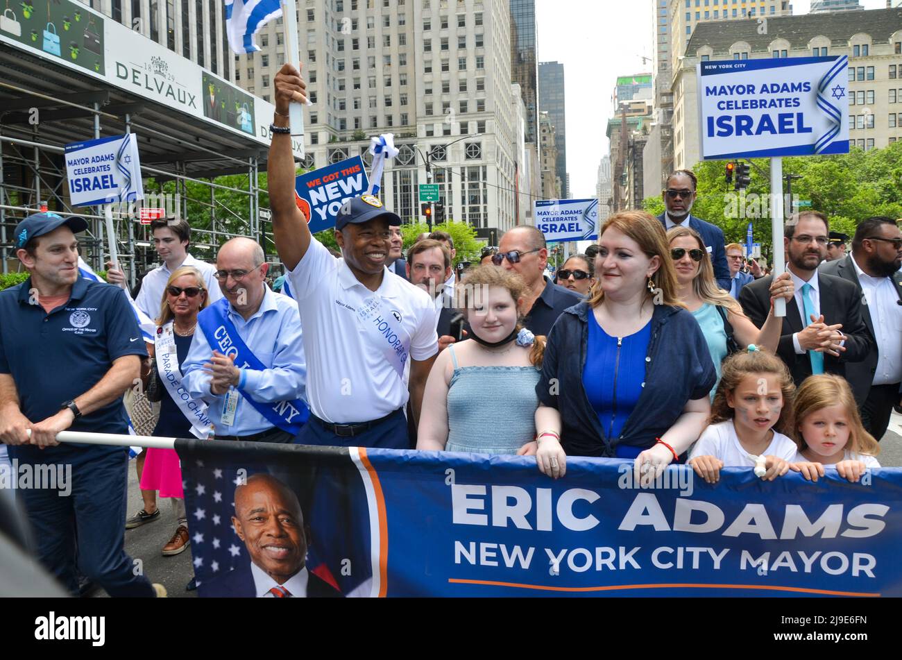 Bürgermeister Eric Adams wird gesehen, wie er während der jährlichen Parade zum Israel Day am 22. Mai 2022 entlang der Fifth Avenue in New York City marschiert. Stockfoto