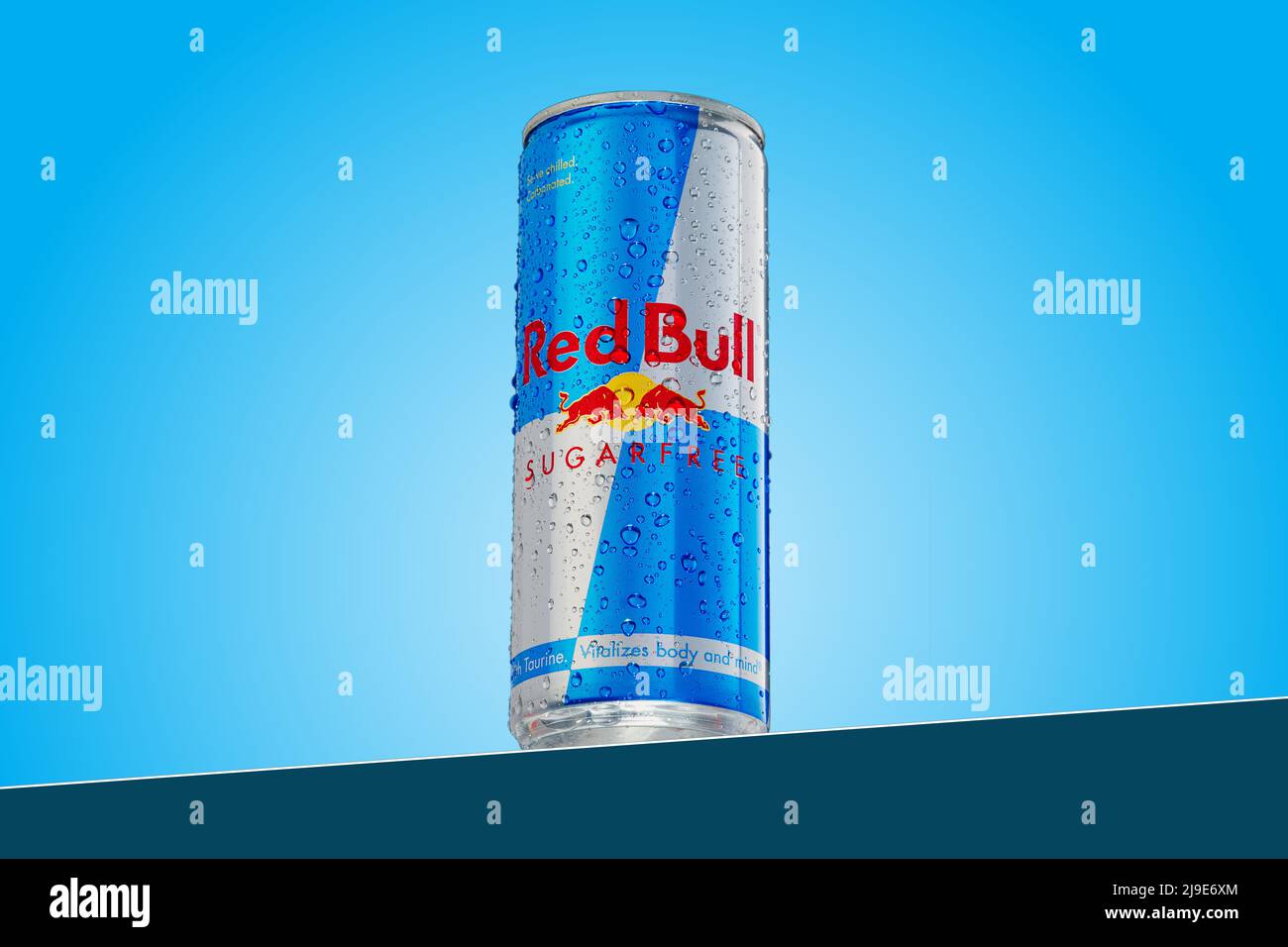 Tallinn, Estland Mai, 2022: Aluminiumtopf mit zuckerfreiem Red Bull Energy Drink moderner Hintergrund Red Bull ist das beliebteste Energy Drink Stockfoto