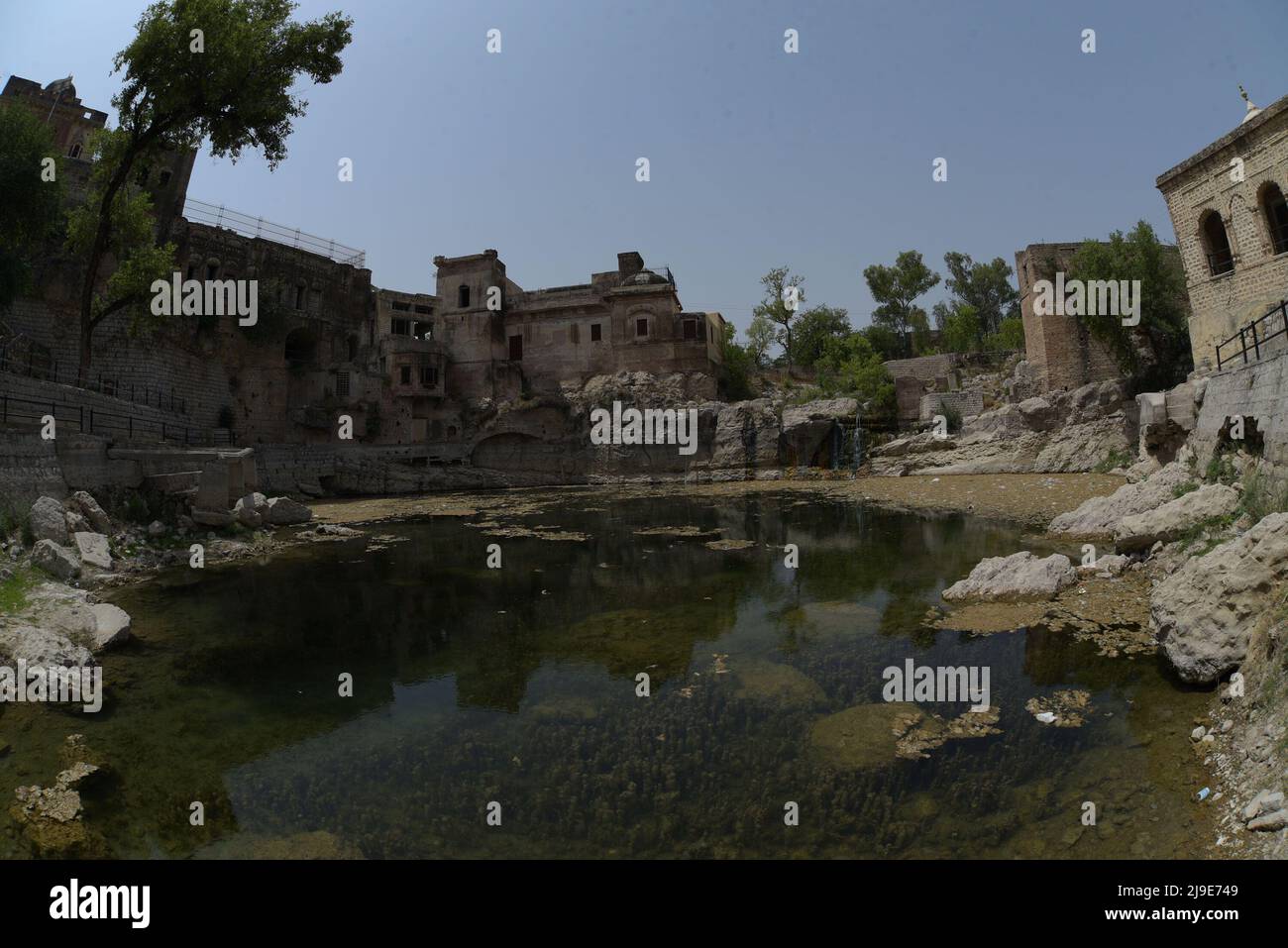 17. Mai 2022, Chakwal, Punjab, Pakistan: Blick auf den Tempel von Katasraj Nordseite des Chakwal-Distrikts Punjab 300 km von Lahore entfernt. Katasraj Mandir ist ein Hindu-Tempel im Dorf Katas in der Nähe von Choa Saidan shah im Chakwal-Bezirk Punjab. Der Tempel wird Shiva als Fedikat unterstellt und nach einer hinduistischen Legende existierte er seit der Zeit der Mahabharata und die Pandava-Brüder verbrachten einen wesentlichen Teil ihres Exils an diesem Ort. Die pakistanische Regierung erwägt, den Tempelkomplex für den Status eines Weltkulturerbes zu nominieren. (Bild: © Rana Sajid Hussain/Pacific Press via ZUMA PR Stockfoto