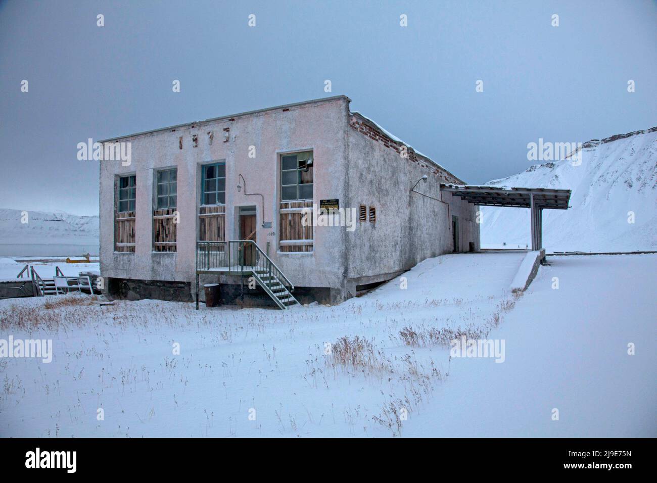 Verlassene Gebäude in der ehemaligen sowjetischen Kohlensiedlung Pyramiden in Spitzbergen. Pyramiden wurde 1998 geschlossen und lag weitgehend verlassen. Die Bergarbeiter stammten hauptsächlich aus der Region Donbas in der Ostukraine. Stockfoto