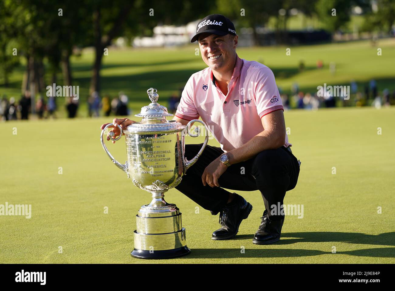 Justin Thomas posiert mit der Trophäe, nachdem er am Sonntag, den 22. Mai 2022, die PGA Championship im Southern Hills Country Club in Tulsa, Oklahoma gewonnen hat. Foto von Kyle Rivas/UPI Stockfoto